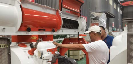 內蒙客戶訪問強福機械購買飼料顆粒加工設備